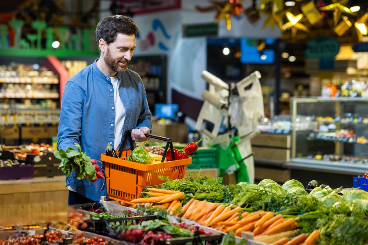 Покупатель собрал продукты в корзину