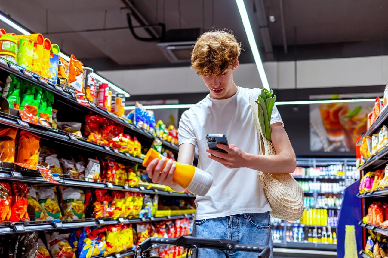 Покупатель выбирает продукты в магазине